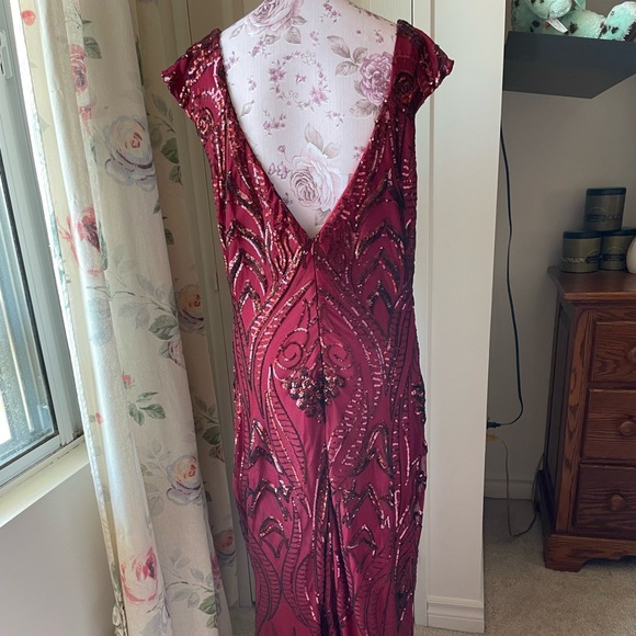 Beautiful full length sequins gown. - Picture 4 of 8